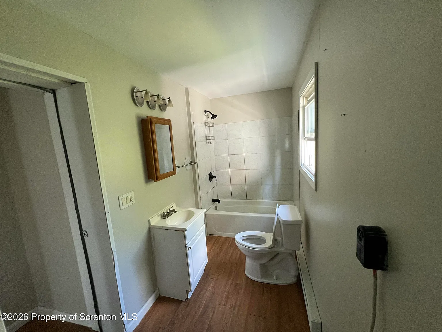 3 bed, 2.0 bath, 1300 sqft, $1,350 — Photo 3