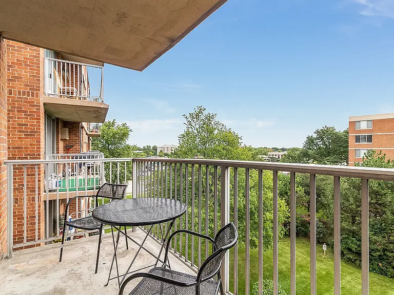 2201 S Stewart Ave #4H — Photo 3