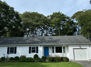 32 Homewood Dr, Hampton Bays, NY 11946