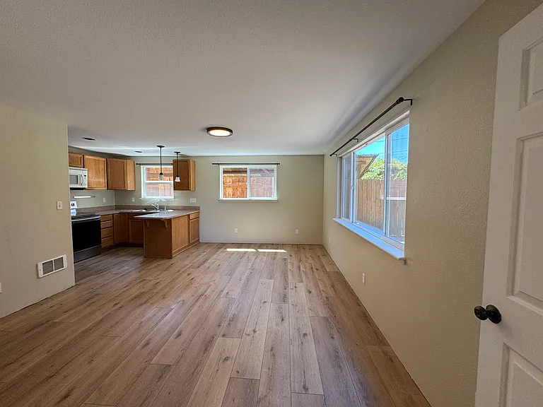 835 SW 10th St — Photo 4
