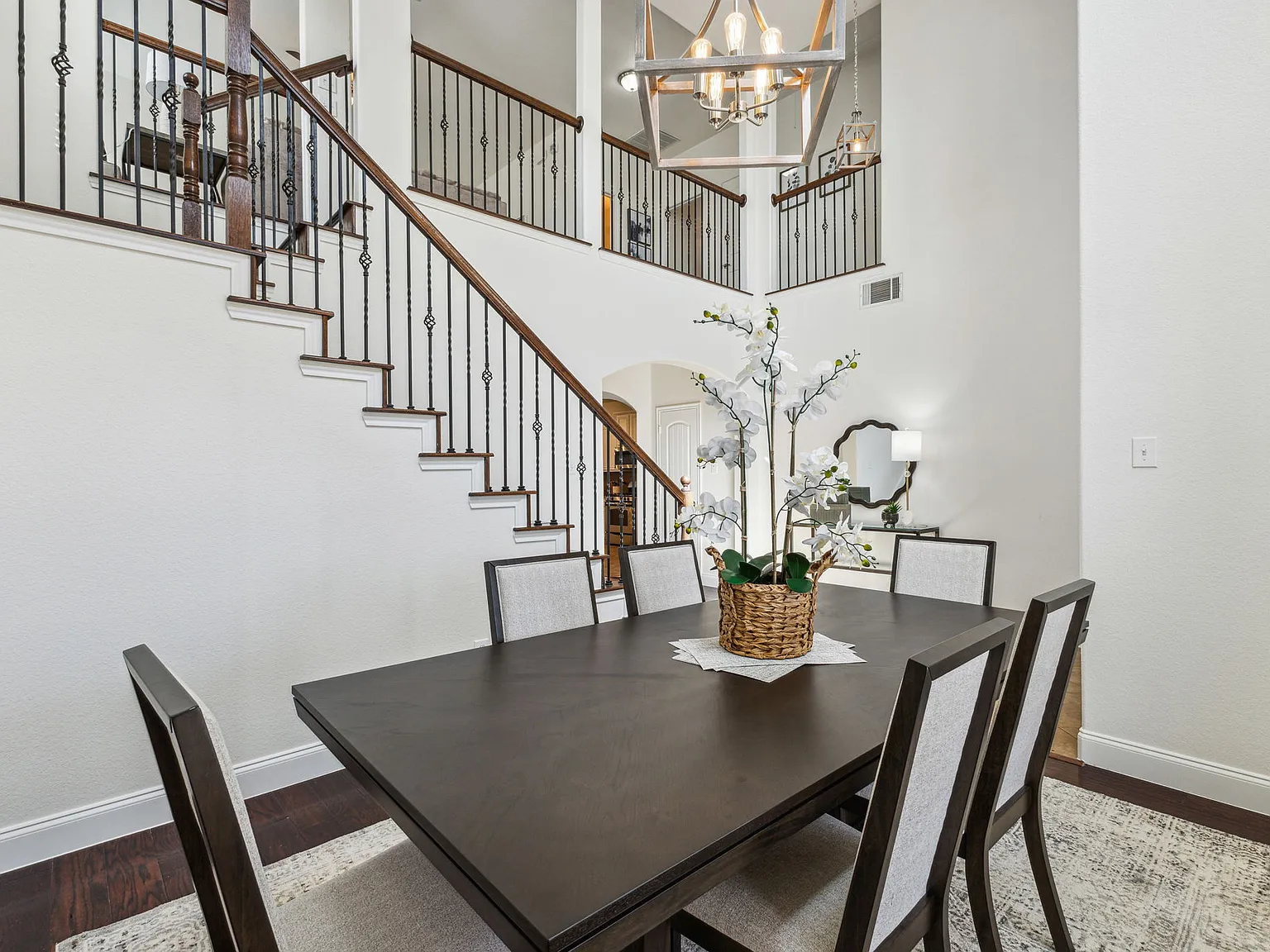 5 bed, 2928 sqft, $8,262 — Photo 4