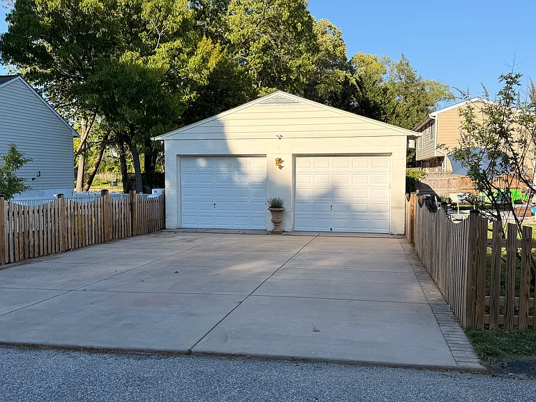 466 Manor Rd — Photo 40
