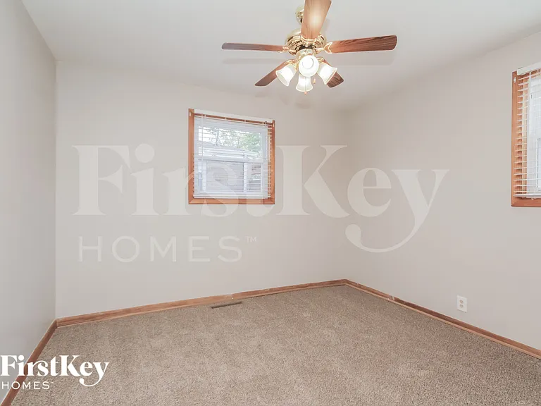 422 Granville Ave — Photo 12