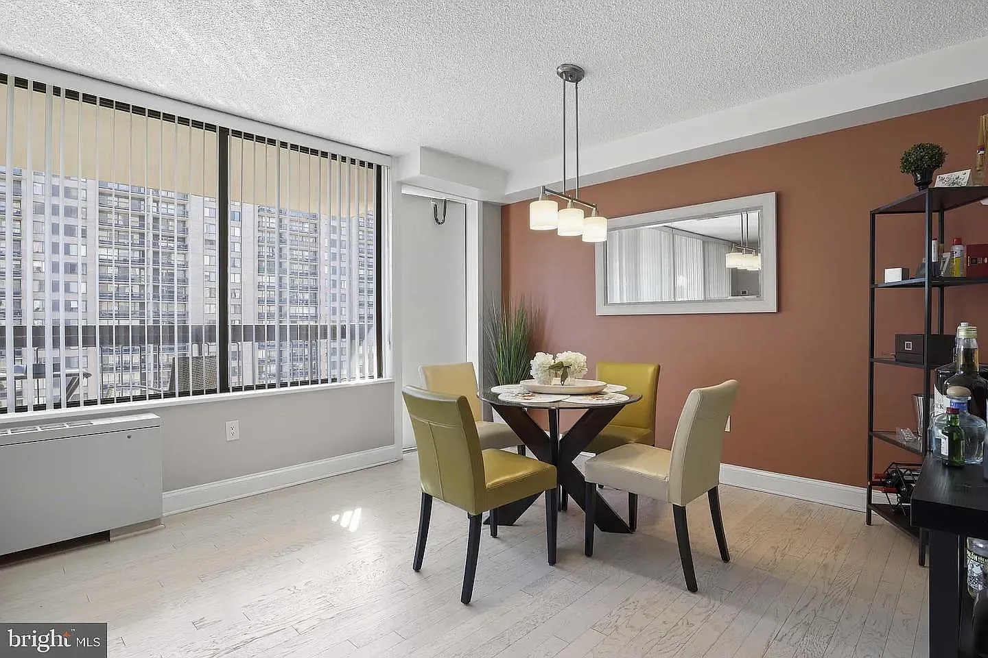 1 bed, 951 sqft, $2,400 — Photo 4