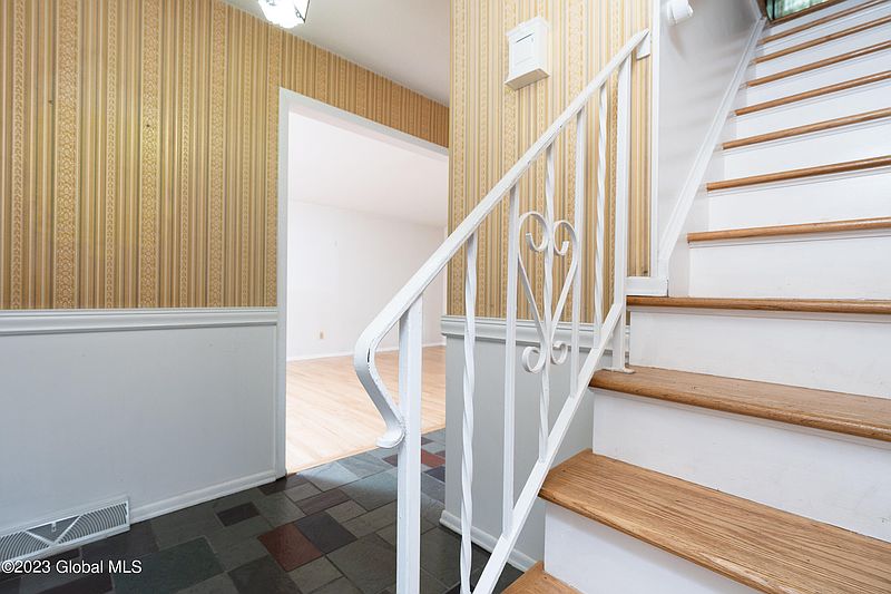 2nd image of 6 Pheasant Ridge Drive