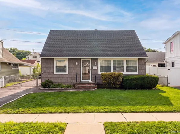 124 Wilfred Boulevard, Hicksville, NY 11801
