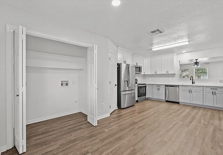 2100 Saint Lucia Calle — Photo 11
