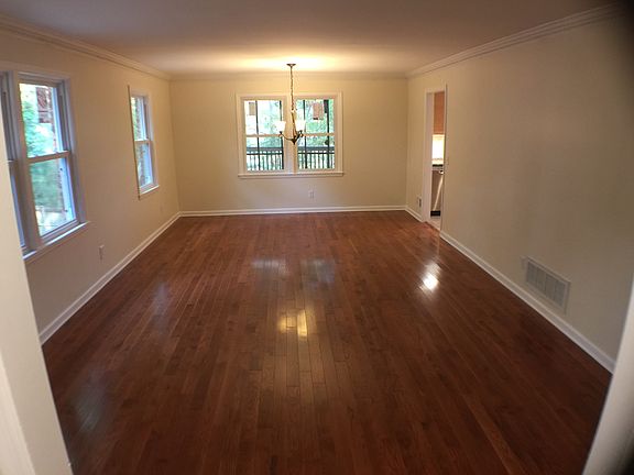 Big dinning room w/ hardwood