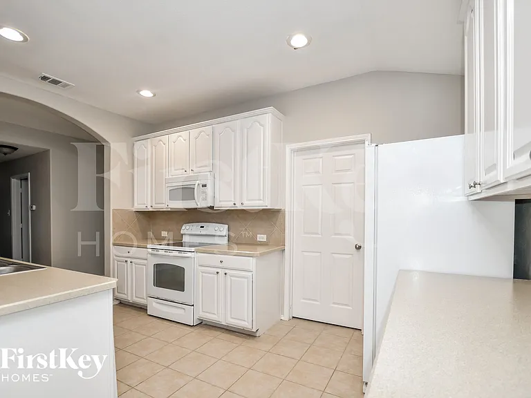 716 Austin Ln — Photo 7