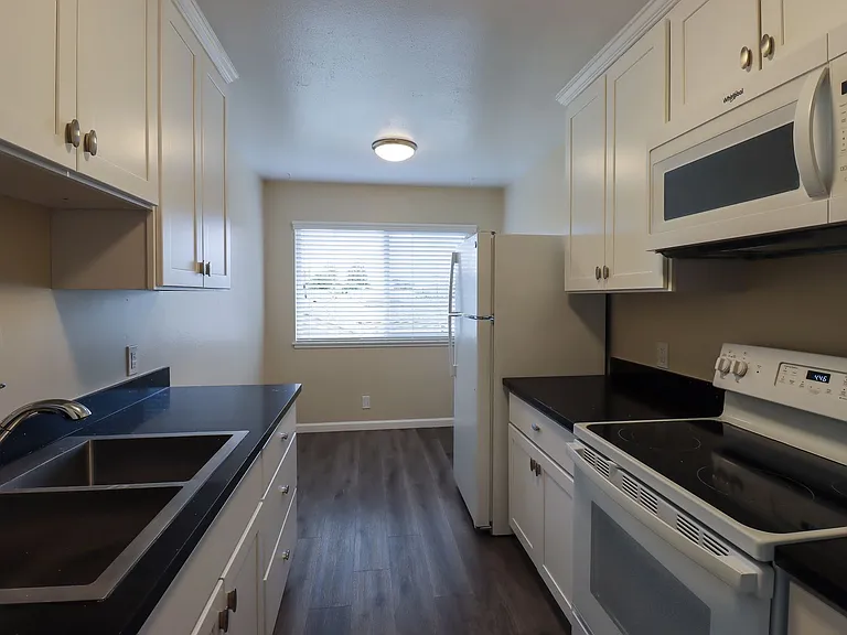 972 College Drive — Photo 4