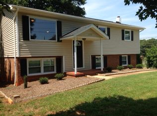 1355 Fieldcrest Dr, Hickory, NC 28602