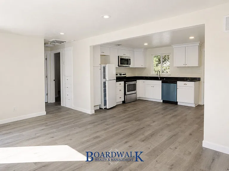 886 S Montgomery St — Photo 4
