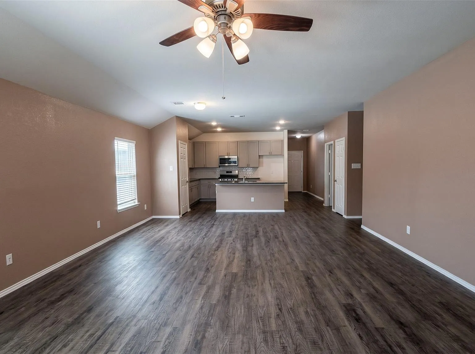 4 bed, 2.5 bath, 1930 sqft, $2,400 — Photo 3