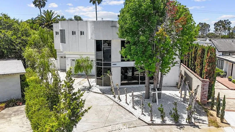4 bed, 4.5 bath, 3300 sqft, $8,900 — Photo 1