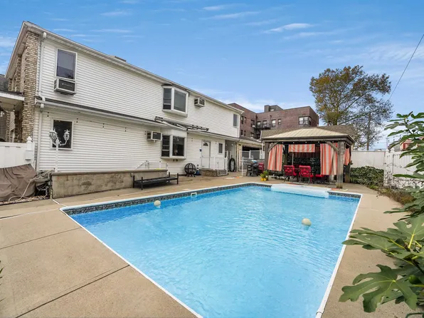 70 W 49th St, Bayonne, NJ 07002