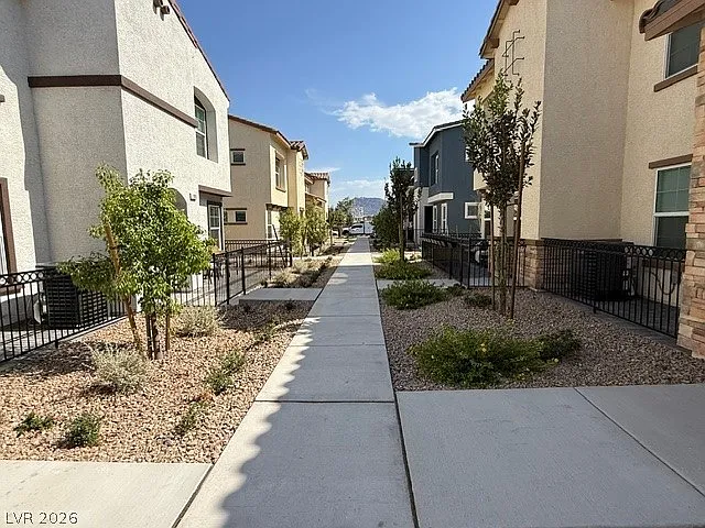 911 Rosy Starling St — Photo 2
