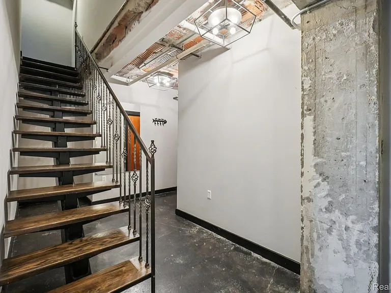 2915 John R St #502 — Photo 3