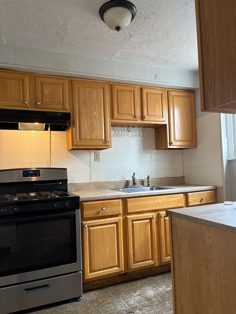 Clean 3BR home, Southeast neighborhood — Photo 2