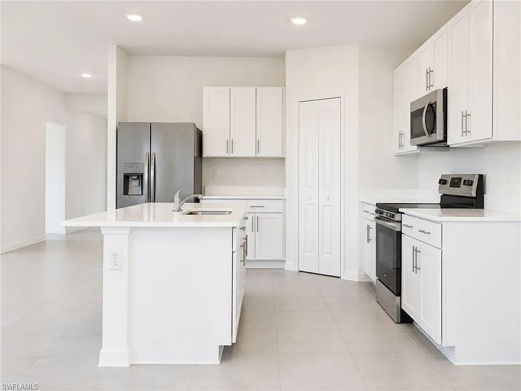 5 bed, 3.0 bath, 2587 sqft, $2,700 — Photo 2