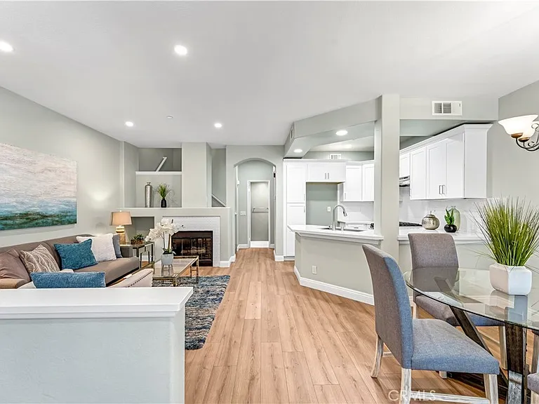 304 Birch Grv — Photo 2