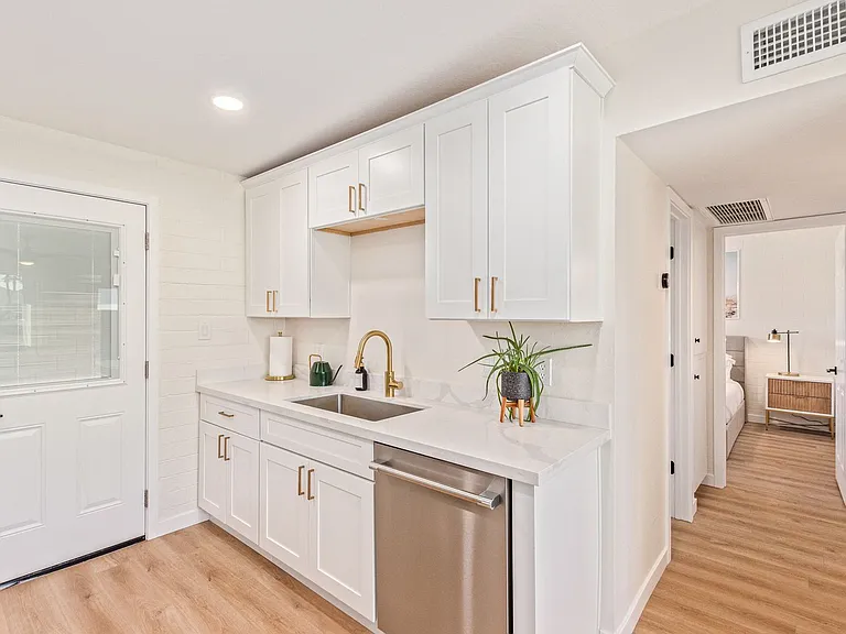 930 E Henry St #B — Photo 7