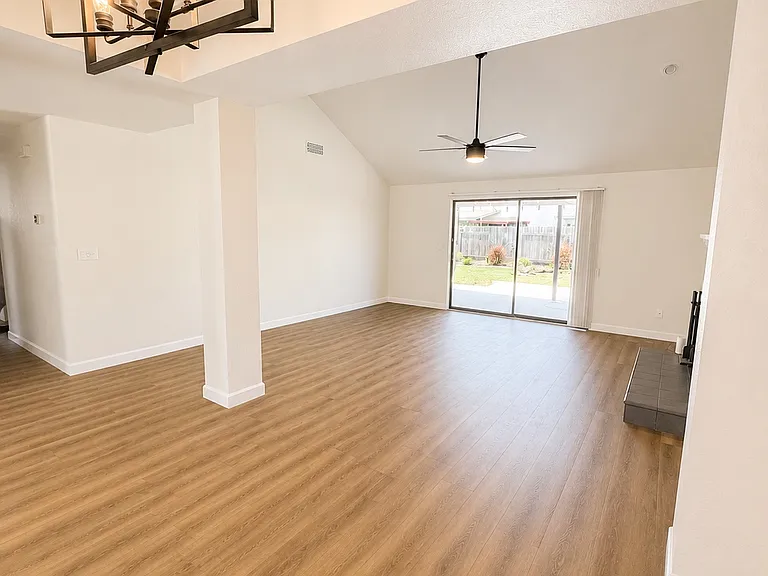 2053 Sheldon Dr — Photo 5