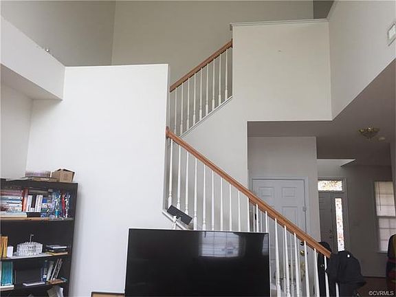 3rd image of 817 Parkland Pl