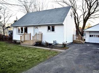 102 Applegate Dr, Central Islip, NY