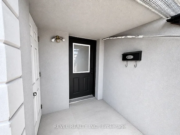 564 Blackthorn Ave #LOWER — Photo 2