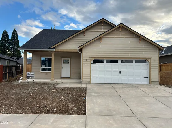 2211 Piazza Dr, Medford, OR 97501