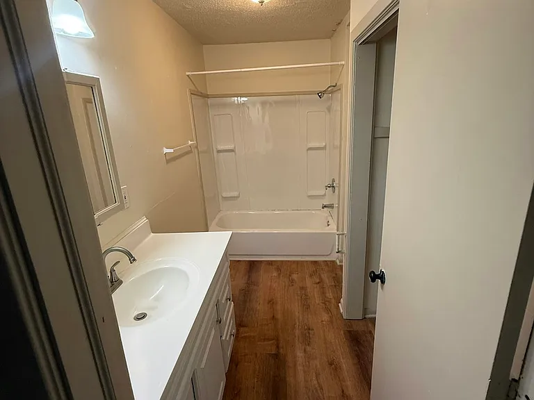 516 S Oak St #A — Photo 10