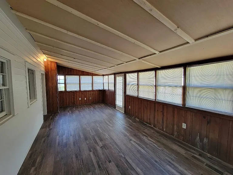 287 S College St — Photo 33