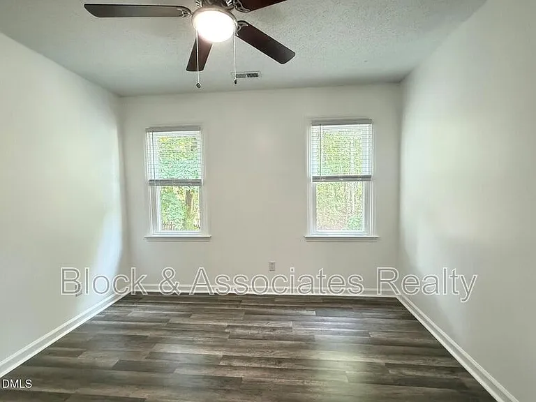 401 Holly Berry Ln — Photo 27