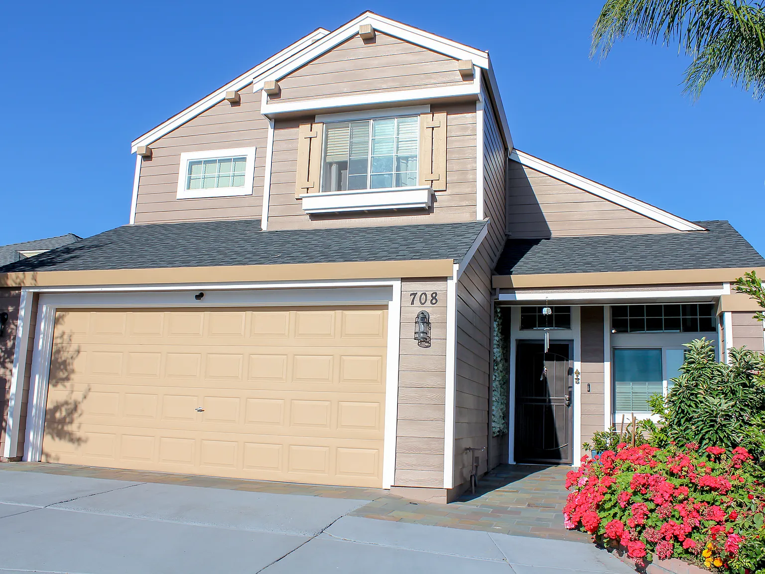 4 bed, 1913 sqft, $3,900 — Photo 1