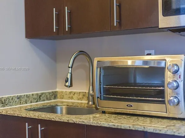 1752 NW 1st St APT 1, Miami, FL 33125