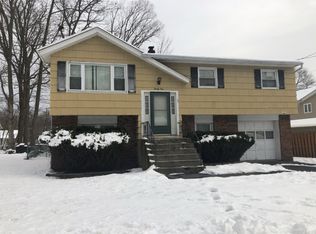 21 Staten Trl, Hopatcong, NJ 07843
