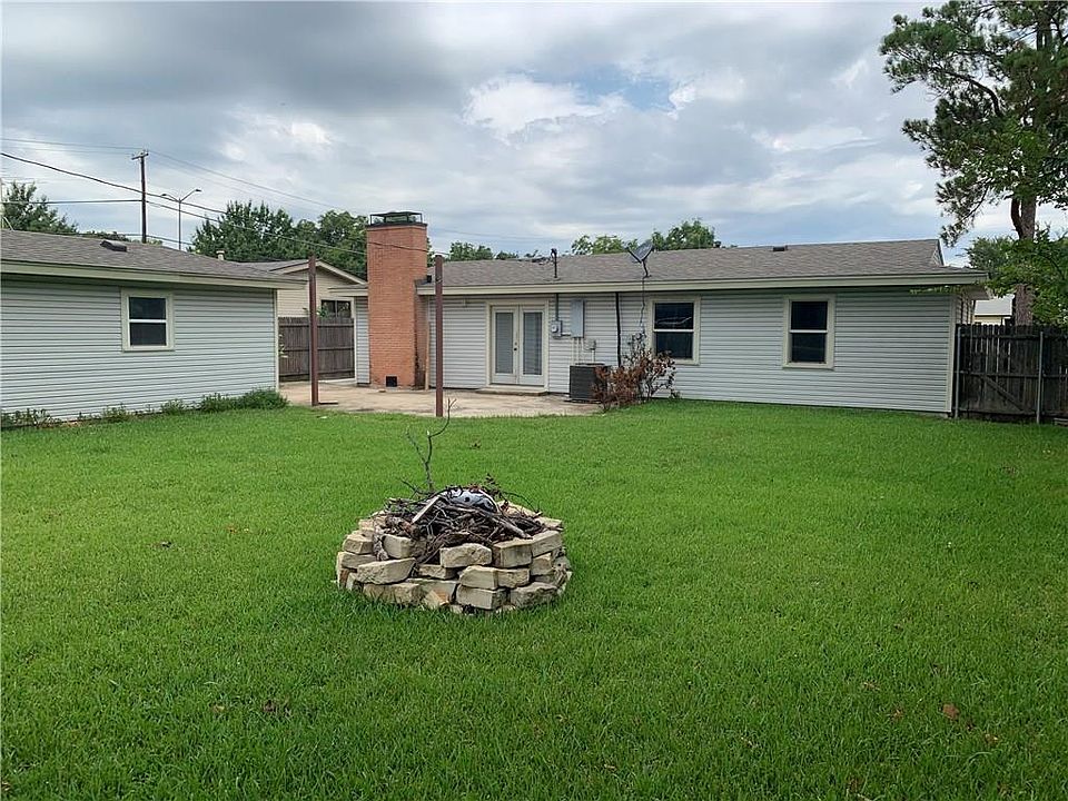 2nd image of 404 E Lovers Ln