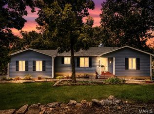 19 Summit Ln, Pacific, MO 63069