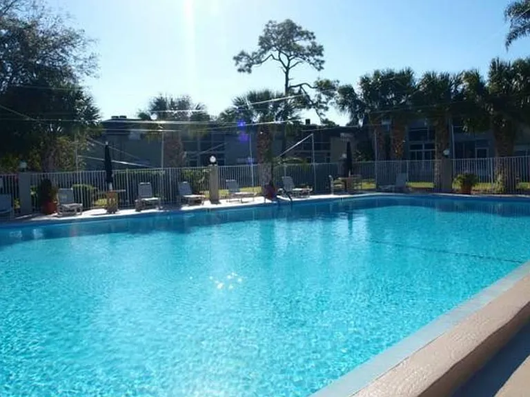 Imperial Palms Apartments — Photo 7