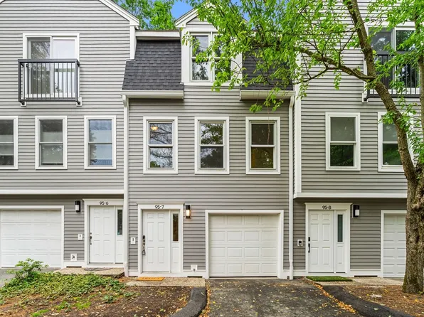 95 Anderer Ln APT 7, West Roxbury, MA 02132