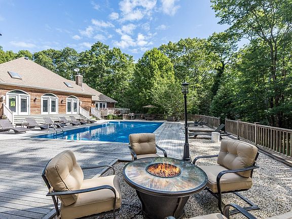 2nd image of 16 Woodege Cir