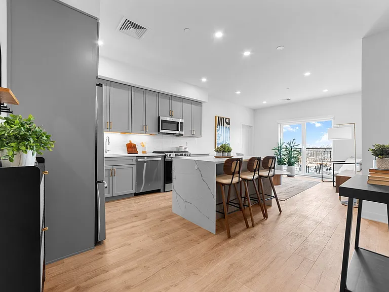 496-500 Talbot Ave #309 — Photo 9