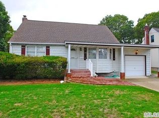 152 N Richmond Ave, Massapequa, NY 11758