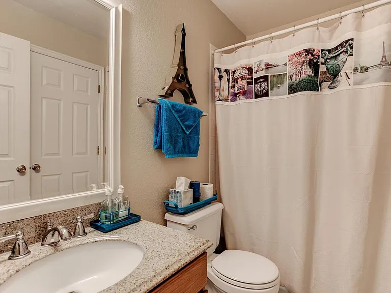 Upper Floor Guest Bathroom (full)