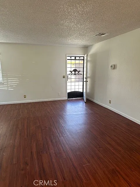 3 bed, 1006 sqft, $2,045 — Photo 4
