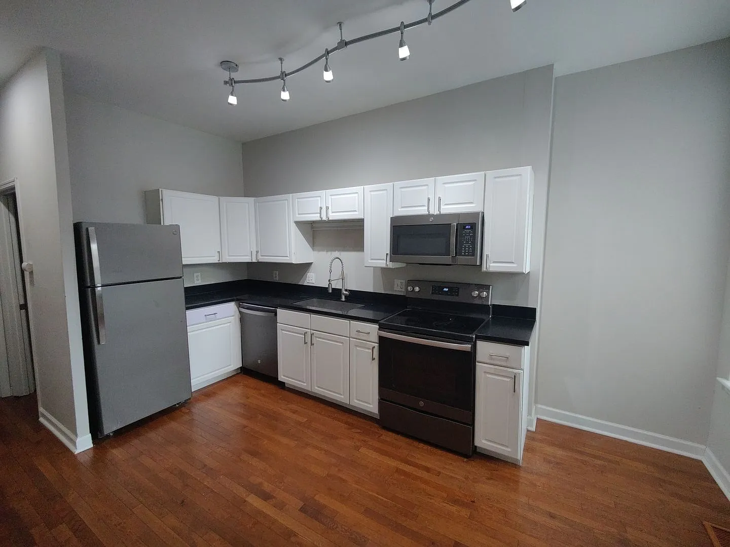 Clean, Bright & Beautifully Maintained 2BR/1BA in Shaw/Botanical! — Photo 2