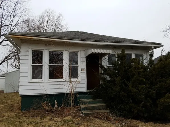 105 N Wilson St, Girard, IL 62640