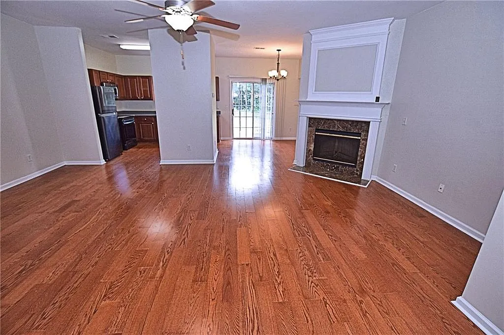 2 bed, 2.5 bath, 1602 sqft, $1,900 — Photo 2