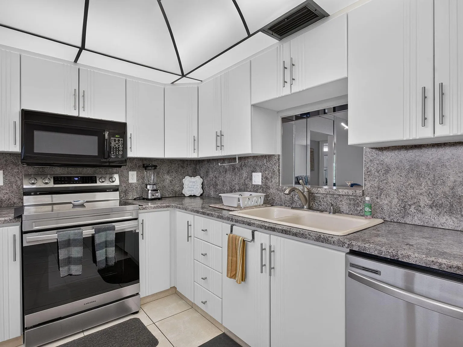 2 bed, 2.0 bath, 1156 sqft, $2,000 — Photo 2