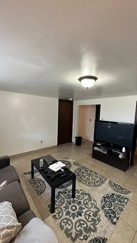 3 bed, 1.0 bath, 1040 sqft, $500 — Photo 2